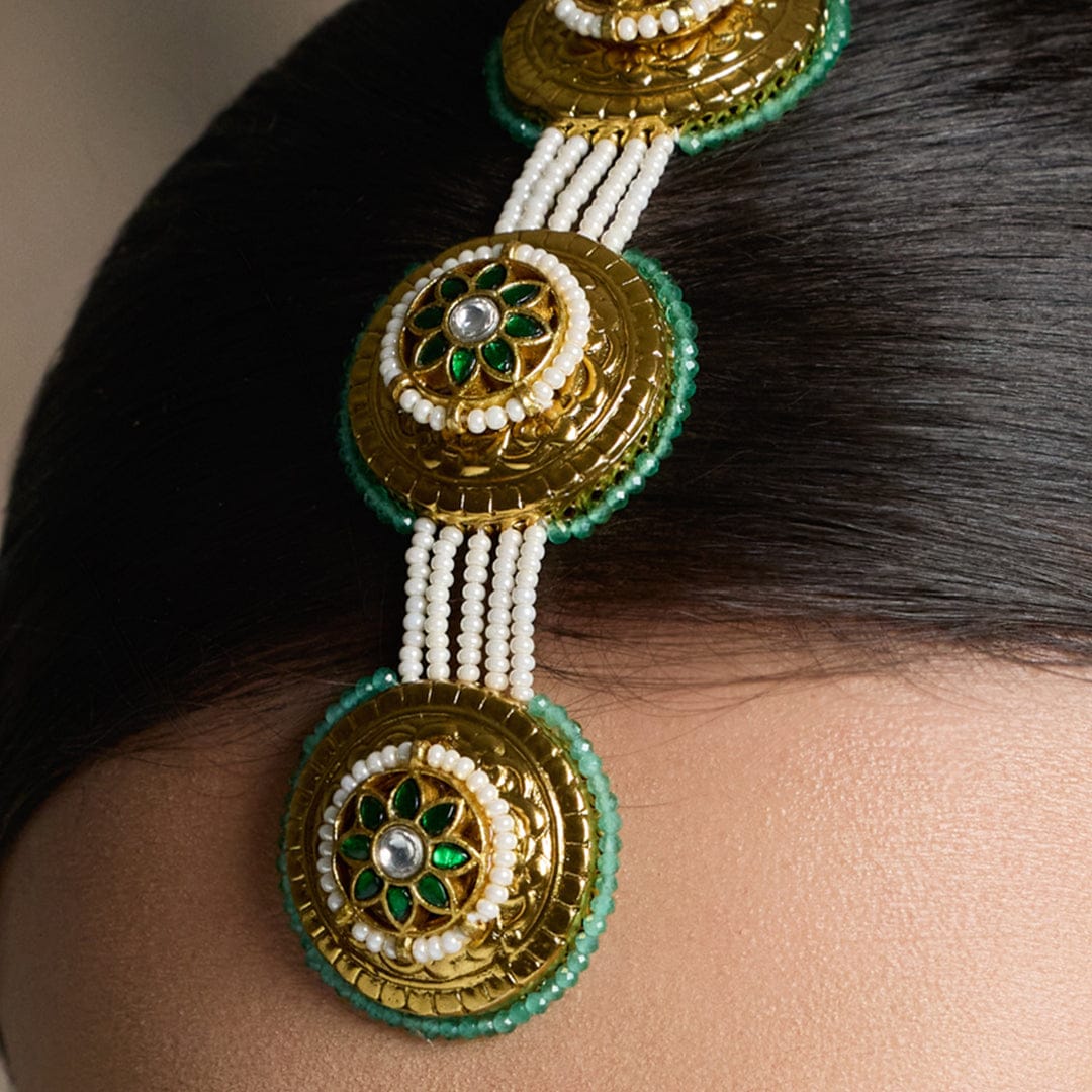 Graceful Emerald Kundan Maang Tikka - Image 3